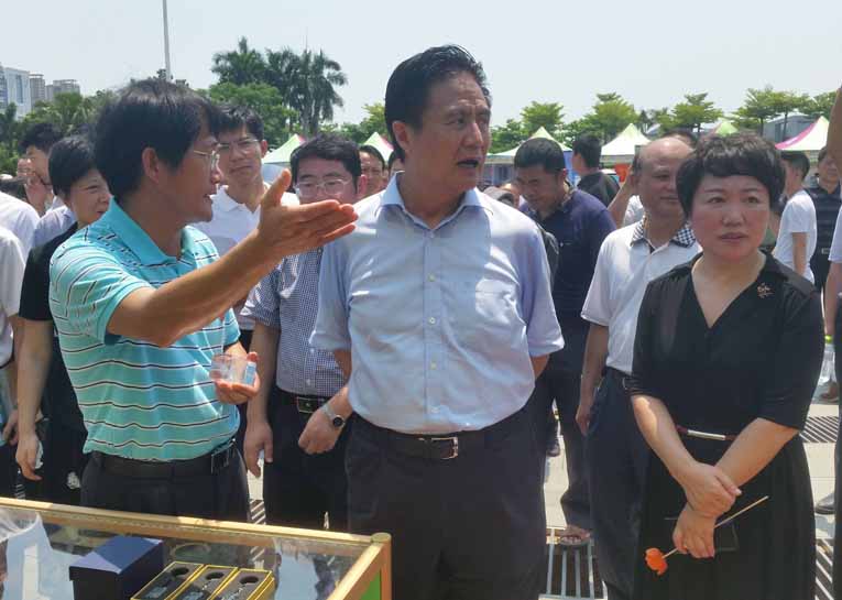 省委书记罗保铭在省教育厅厅长曹献坤的陪同下参观乐鱼(中国)2016年职业教育活动周展区